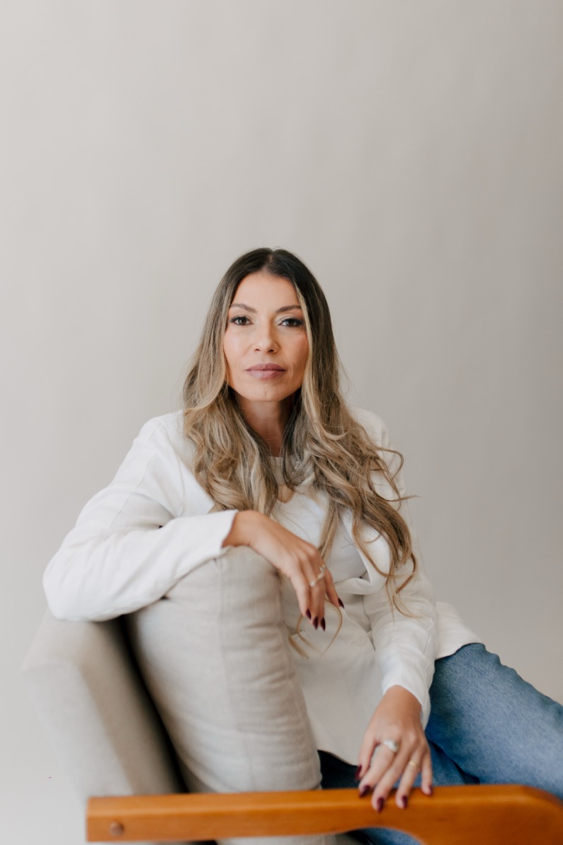 Dra. Rachel Romanelli em retrato profissional