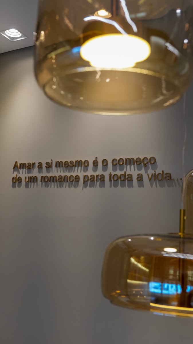 Frase na parede da clínica