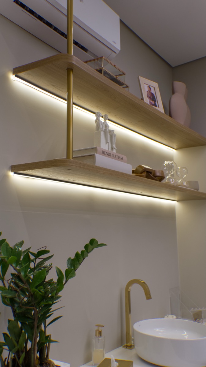 Prateleiras decoradas da clínica